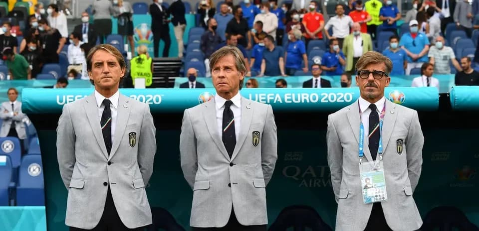 Entrenadores de Italia en el banquillo durante Euro 2020