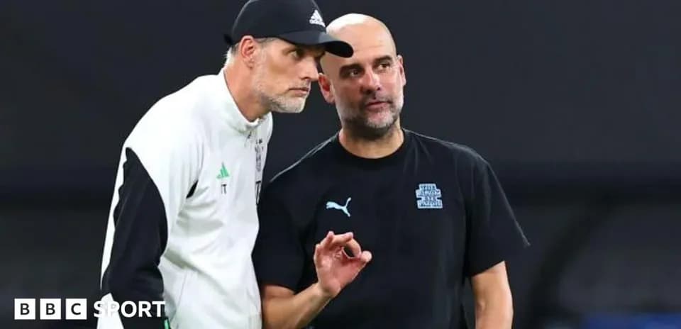 Entrenadores conversando en el campo de entrenamiento