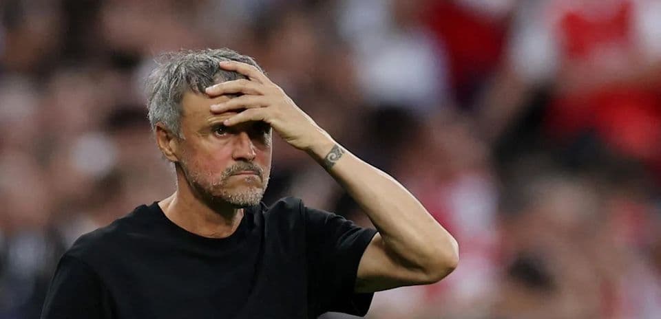 Entrenador preocupado durante un partido de fútbol