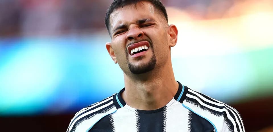 Jugador de Newcastle mostrando expresión de dolor