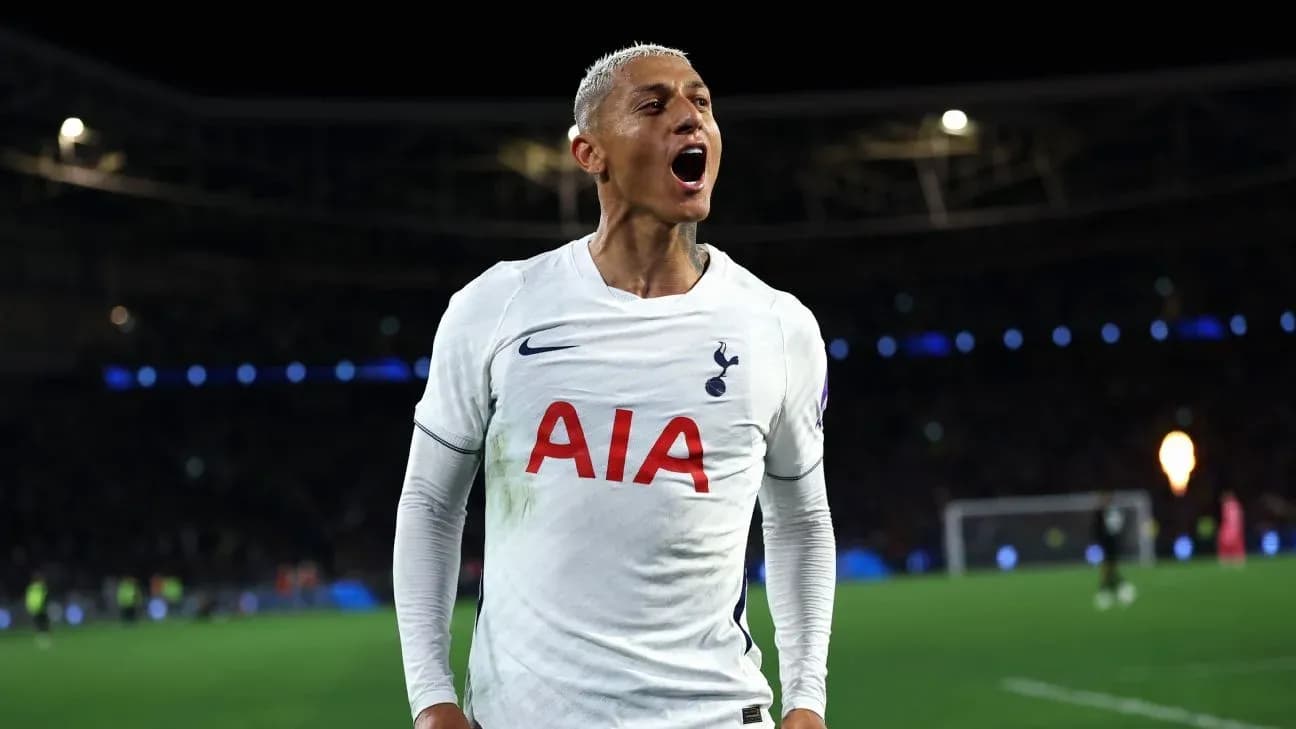 Jugador de Tottenham celebrando un gol en el campo