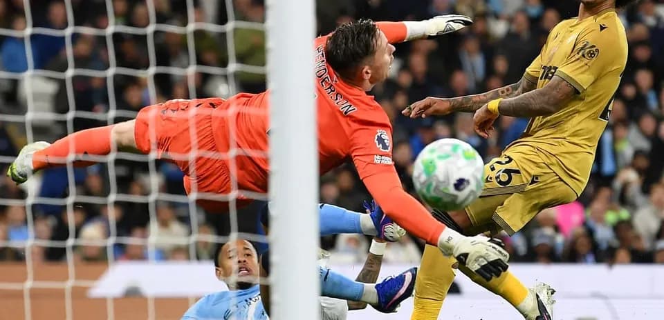 Portero de Manchester City intentando detener el balón