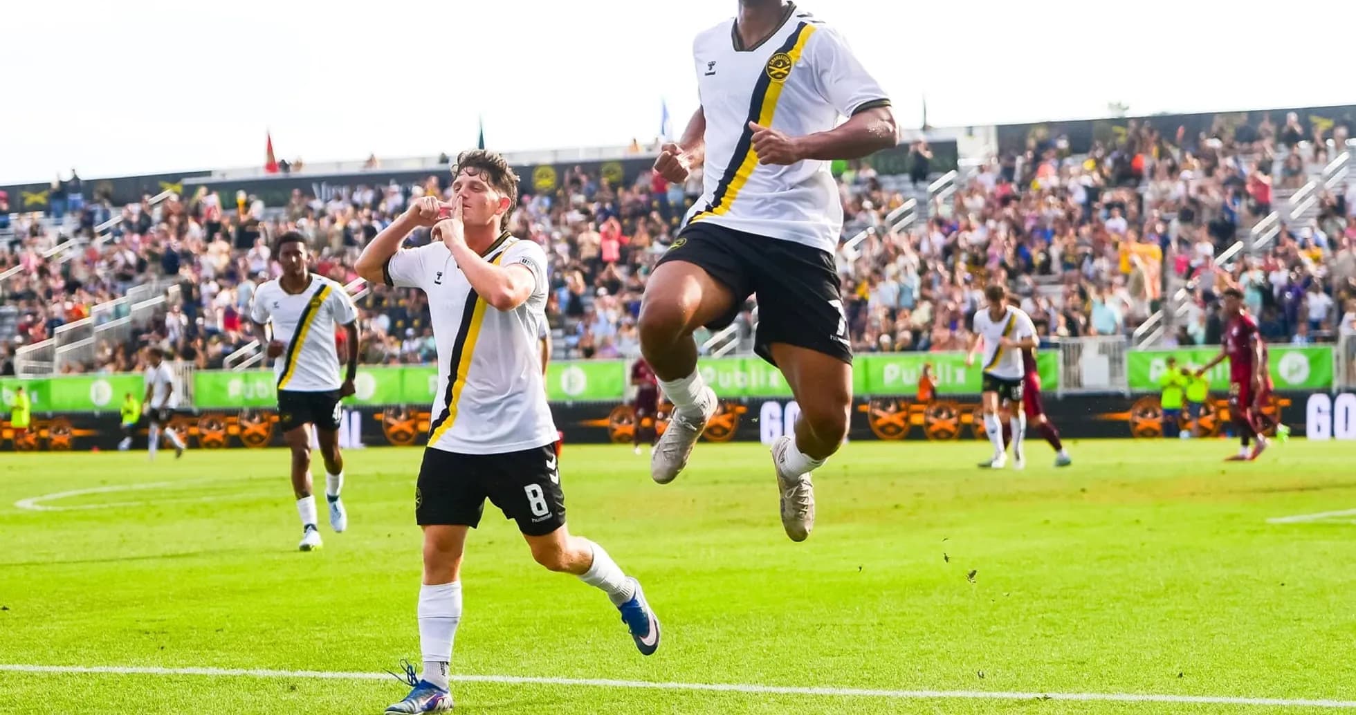Celebración de jugadores de Charleston Battery