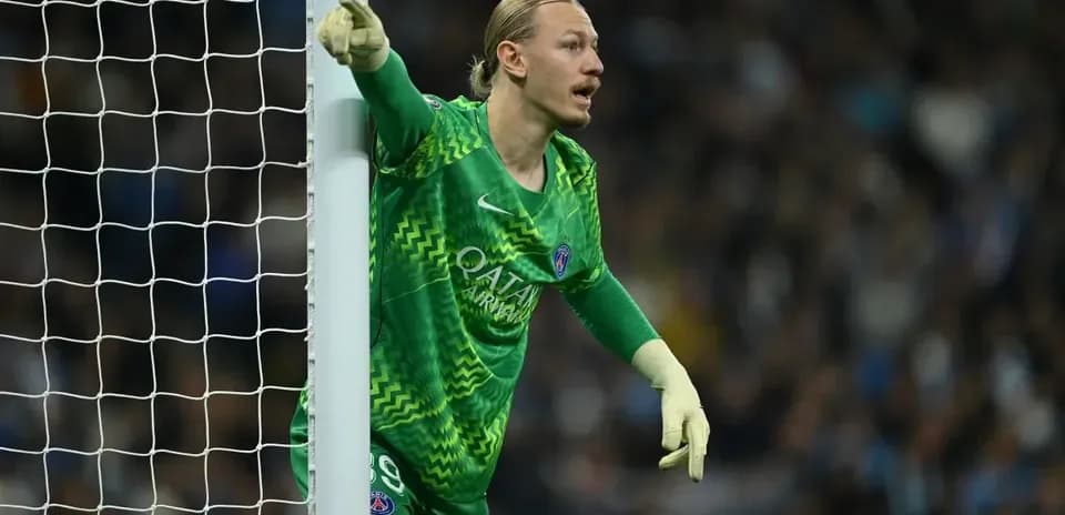 Portero de PSG dirigiendo la defensa en el partido