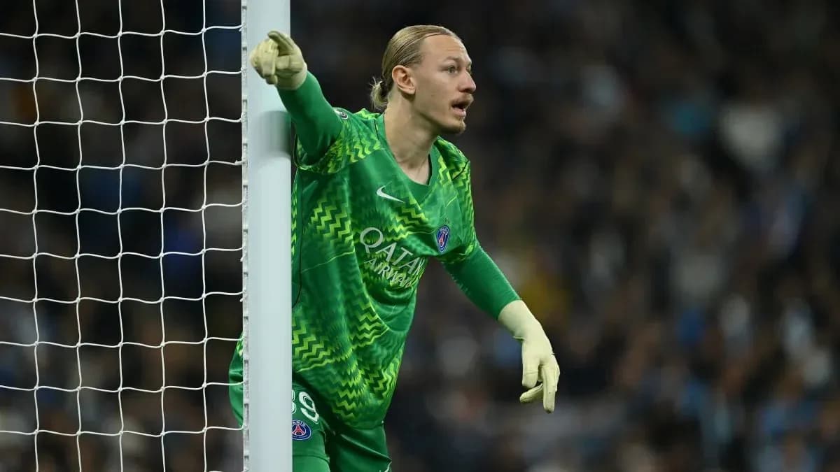 Portero de PSG dirigiendo la defensa en el partido