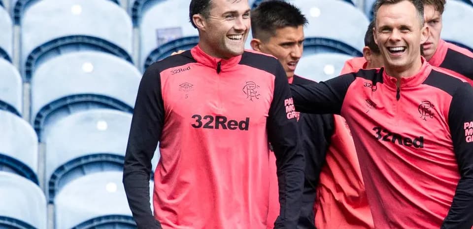 Jugadores de Rangers entrenando y sonriendo juntos