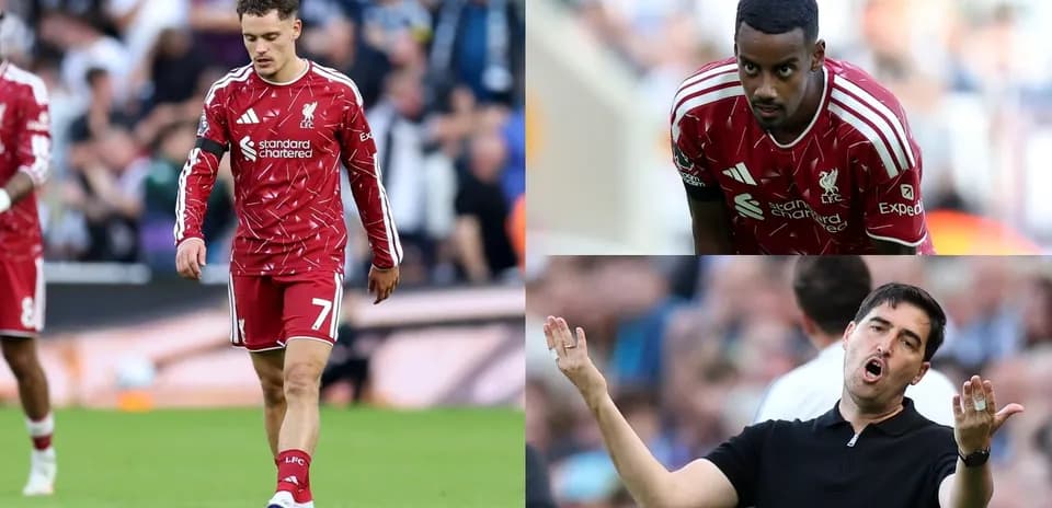 Jugadores de Liverpool en el campo y entrenador gesticulando