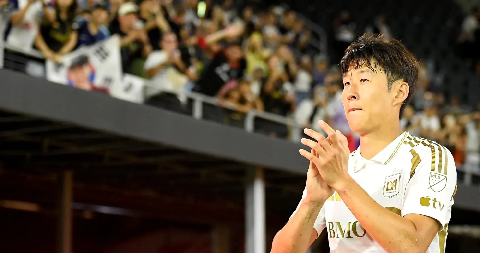 Jugador aplaudiendo ante una multitud en el estadio