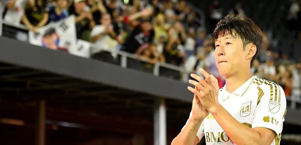 Jugador aplaudiendo ante una multitud en el estadio