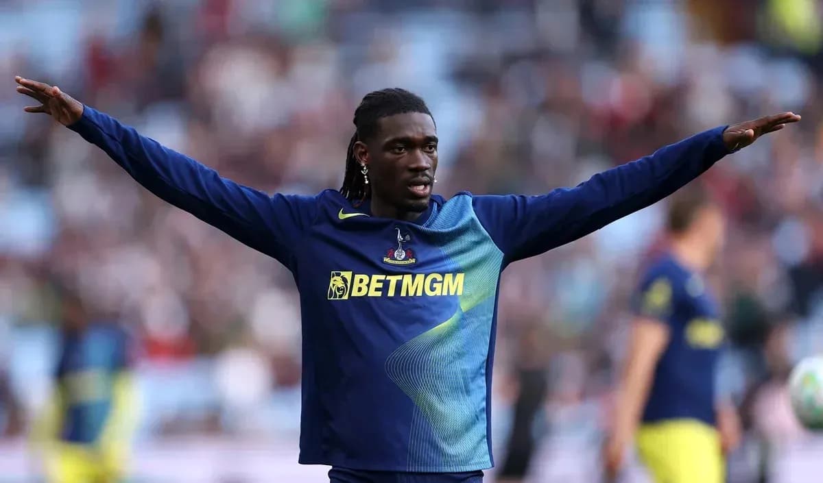 Jugador en calentamiento con brazos extendidos