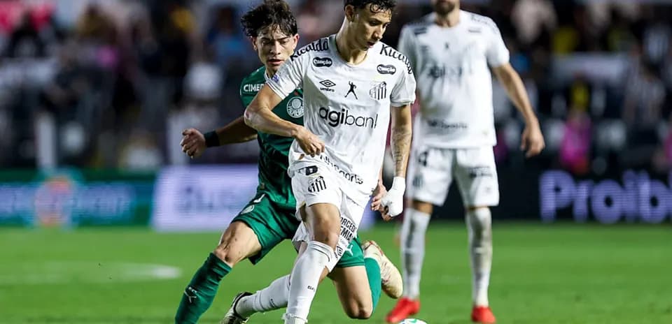 Jugador de Santos esquivando a un rival de Palmeiras