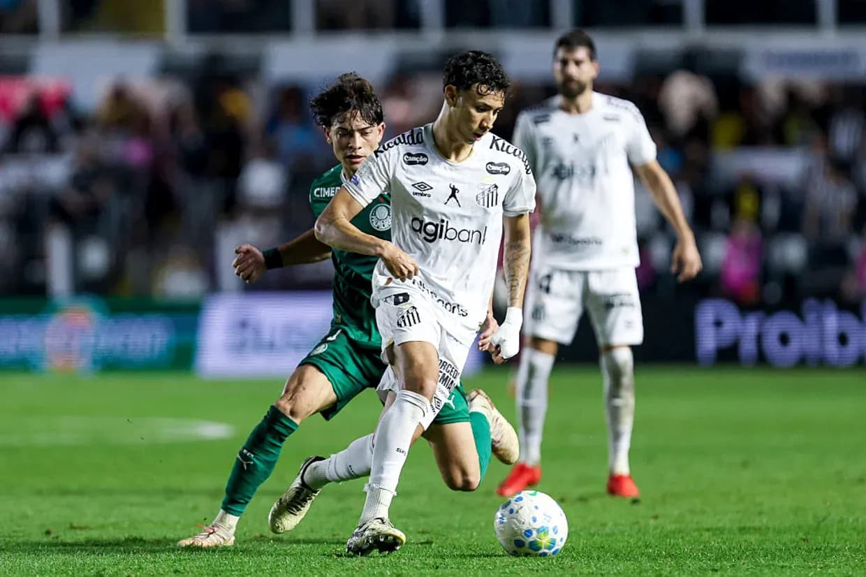 Jugador de Santos esquivando a un rival de Palmeiras