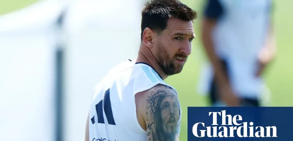 Lionel Messi entrenando en el campo de fútbol