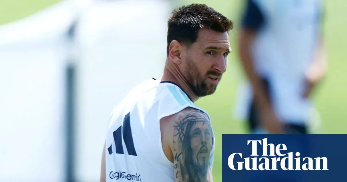 Lionel Messi entrenando en el campo de fútbol