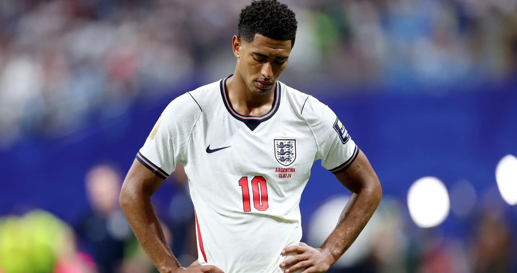 Jugador de Inglaterra con camiseta número 10 en el campo