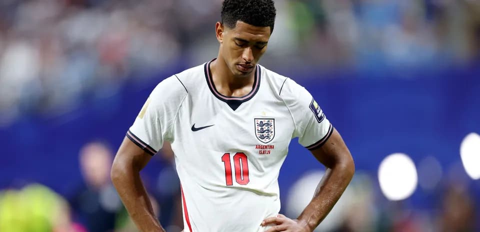 Jugador de Inglaterra con camiseta número 10 en el campo