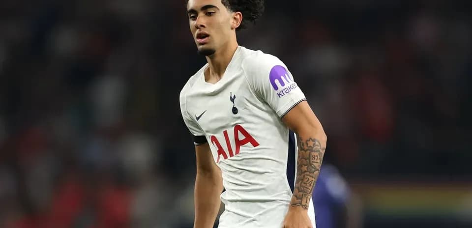 Jugador de Tottenham corriendo durante un partido
