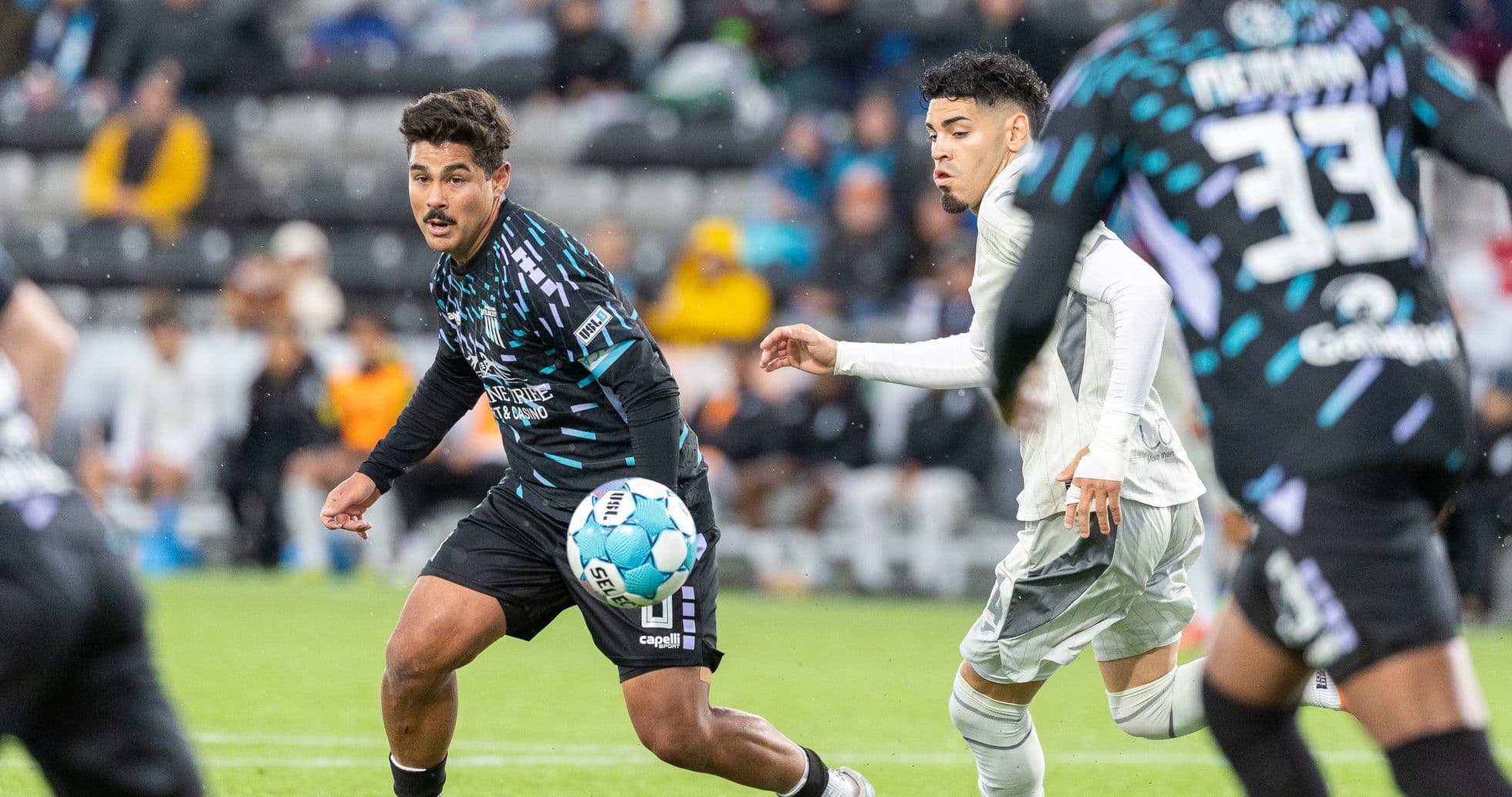 Jugadores compitiendo por el balón en el partido