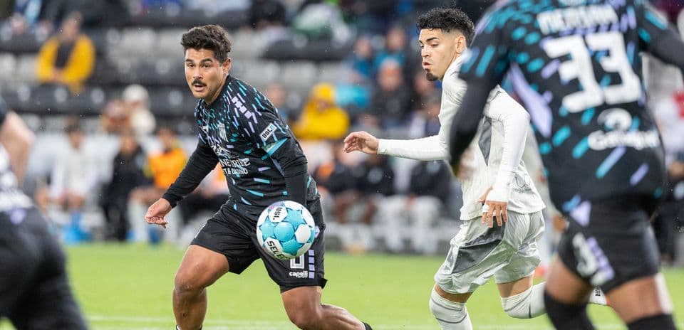 Jugadores compitiendo por el balón en el partido