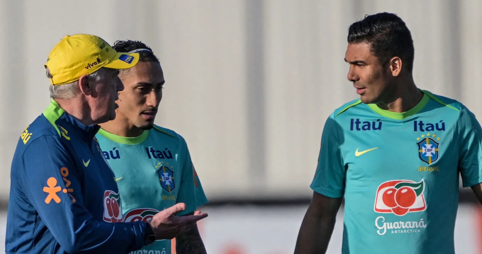 Entrenador hablando con jugadores de Brasil en entrenamiento