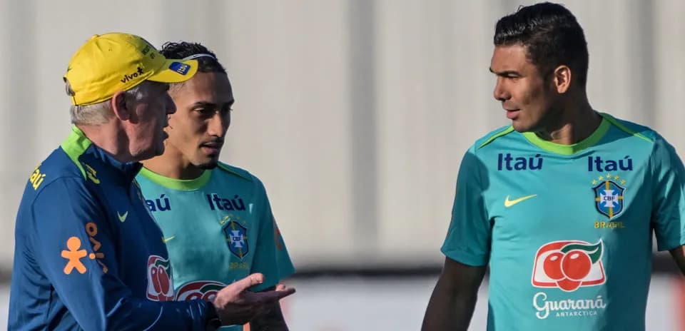Entrenador hablando con jugadores de Brasil en entrenamiento