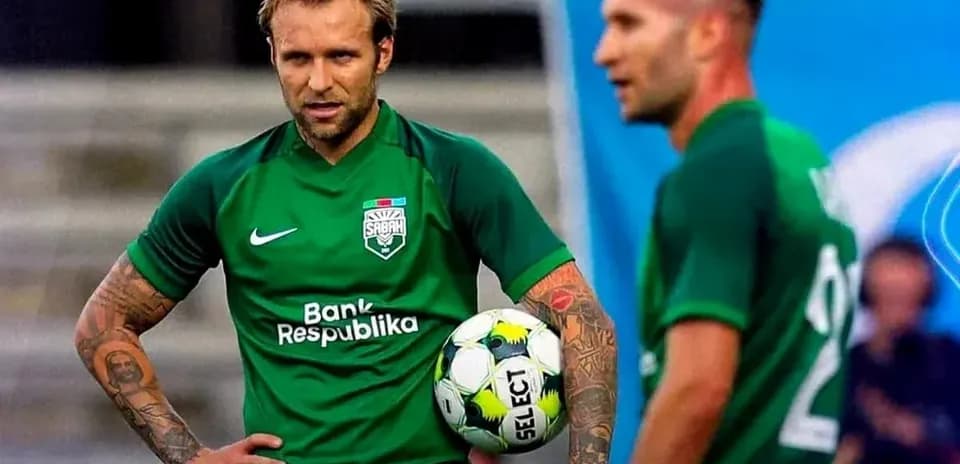 Jugadores de Sabah FA en acción durante el partido