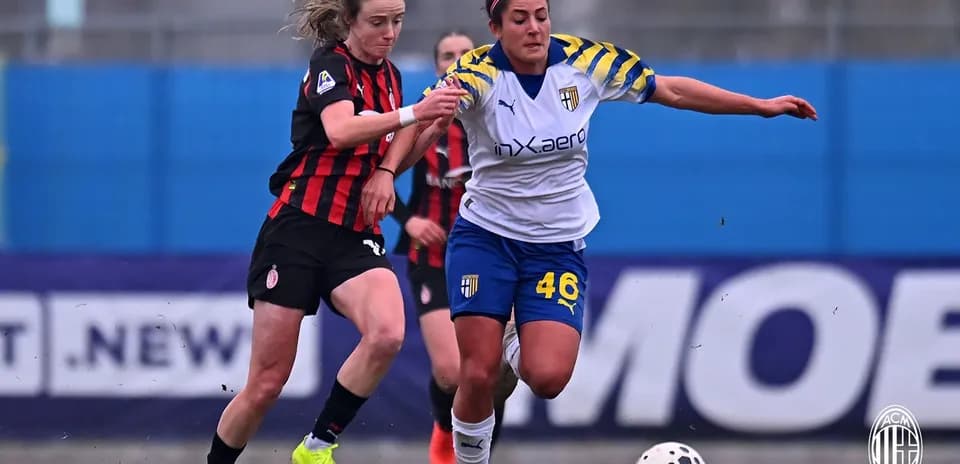 Jugadora de AC Milan y Parma compiten por el balón