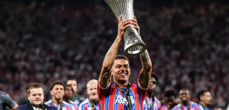 Jugador levantando el trofeo de la UEFA Europa League