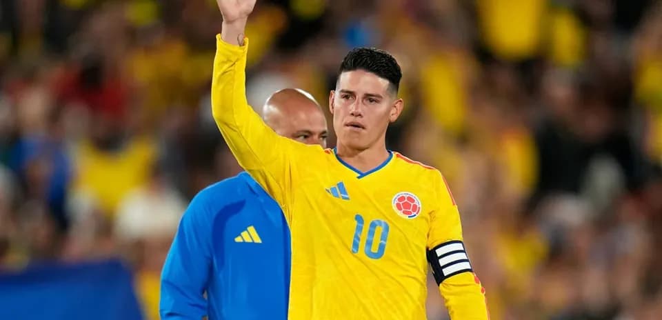 Jugador colombiano saludando con camiseta amarilla