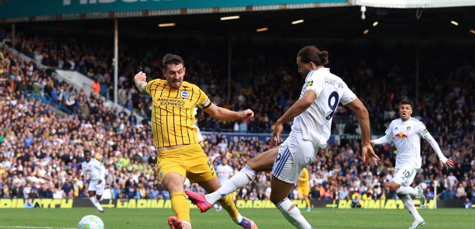 Un jugador de Brighton y uno de Leeds en acción