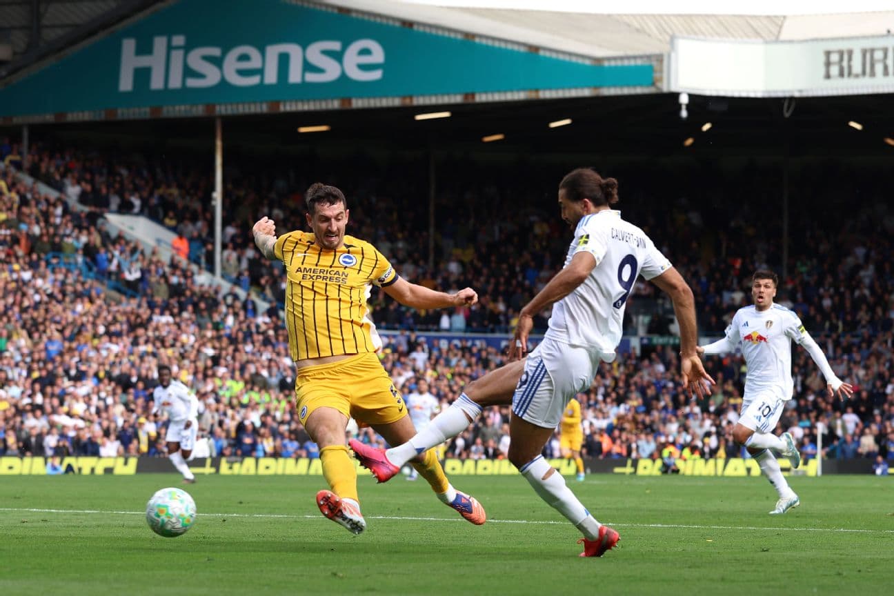 Un jugador de Brighton y uno de Leeds en acción