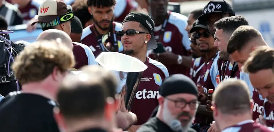 Jugadores de Aston Villa celebrando con trofeo