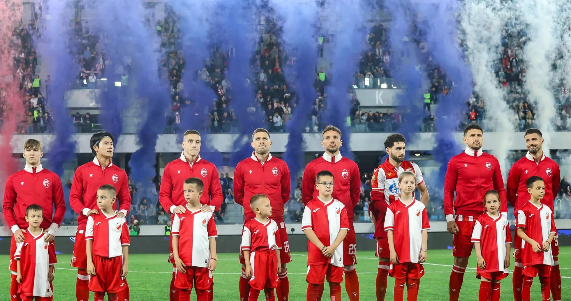 Jugadores de FK Crvena Zvezda en el campo