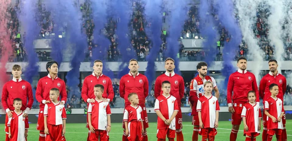 Jugadores de FK Crvena Zvezda en el campo