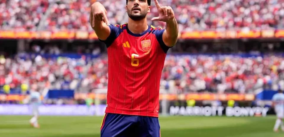 Jugador español celebrando un gol en el partido