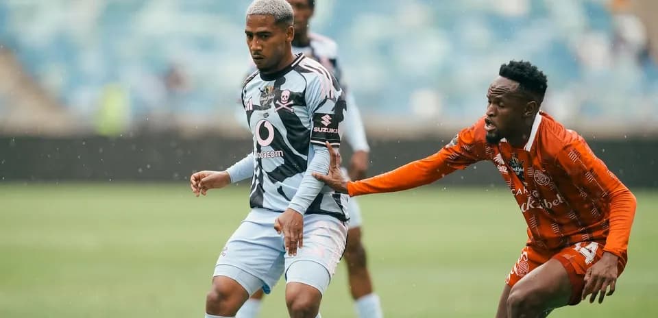 Jugador de fútbol en acción durante el partido