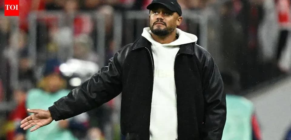 Entrenador dirigiendo instrucciones durante el partido