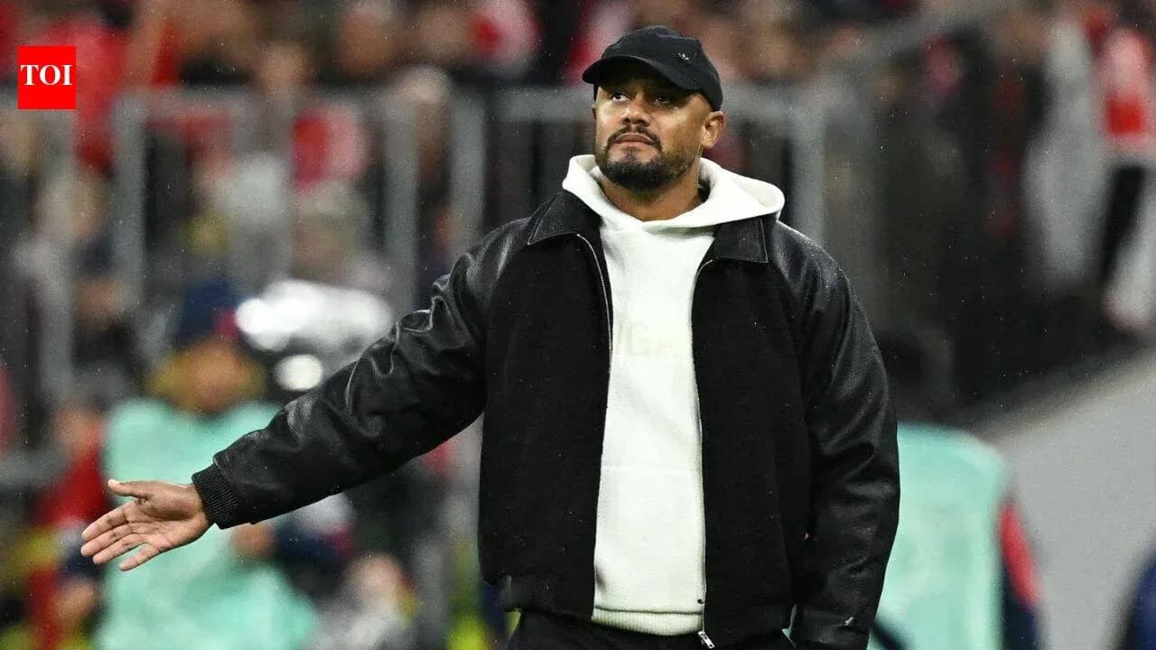 Entrenador dirigiendo instrucciones durante el partido