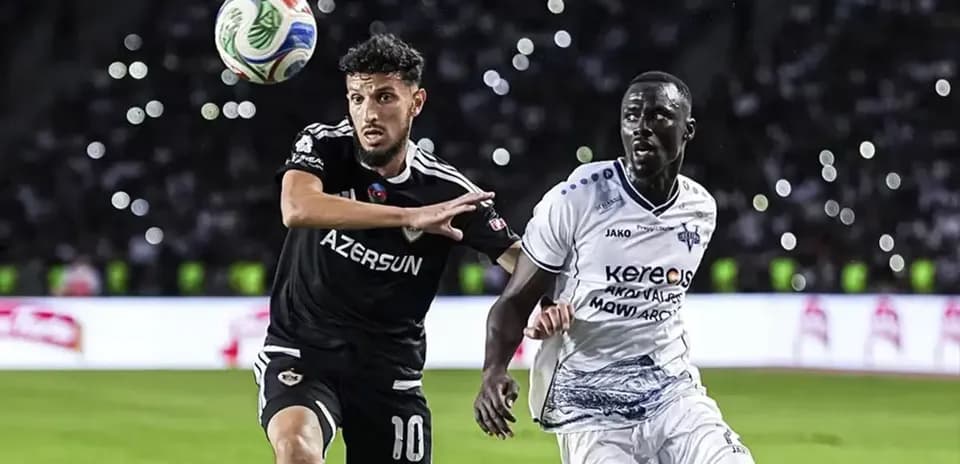 Jugador de Qarabag controla el balón frente a Vestri