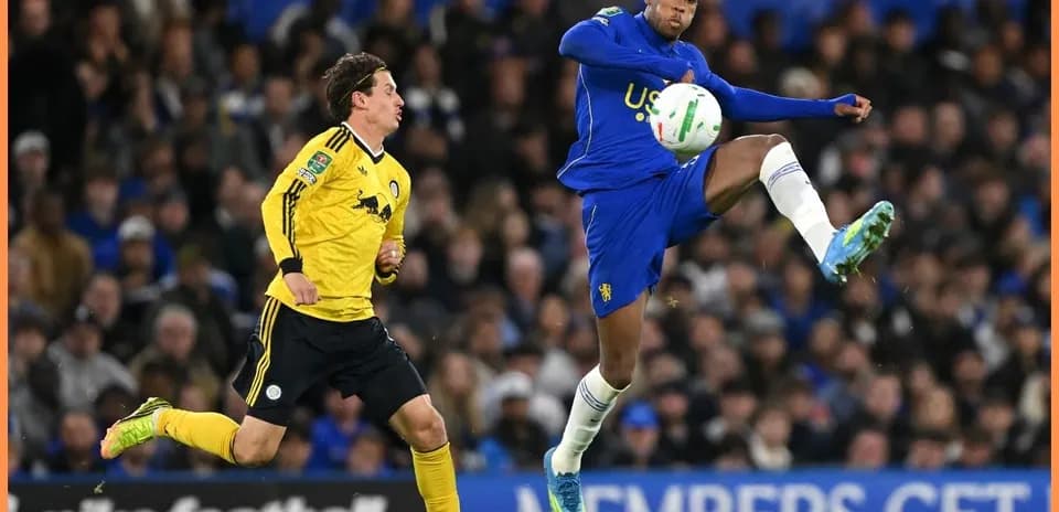 Jugador del Chelsea controlando el balón en el partido
