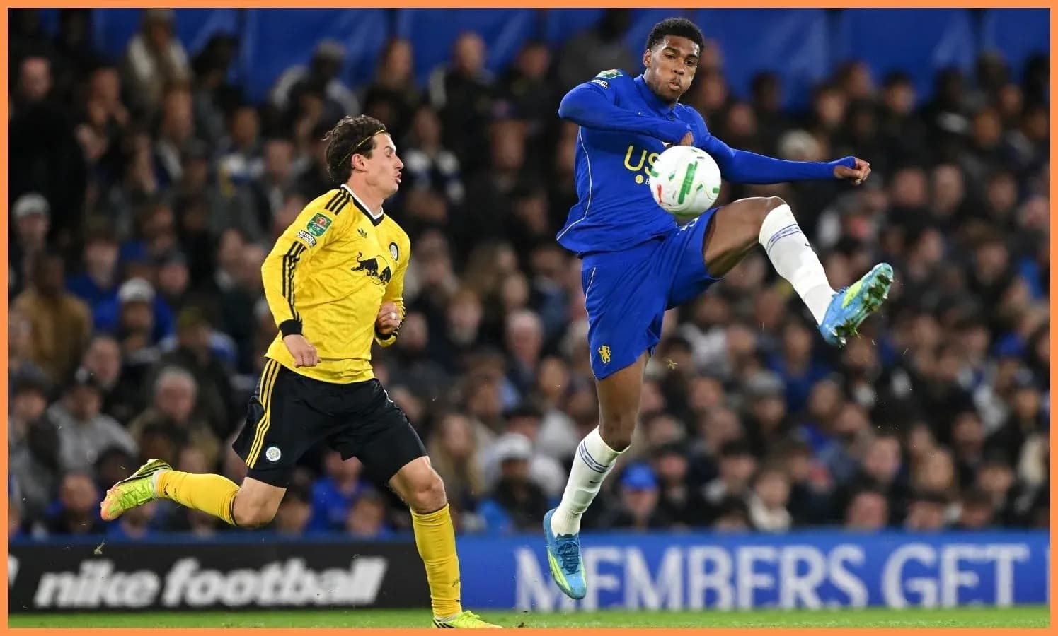 Jugador del Chelsea controlando el balón en el partido