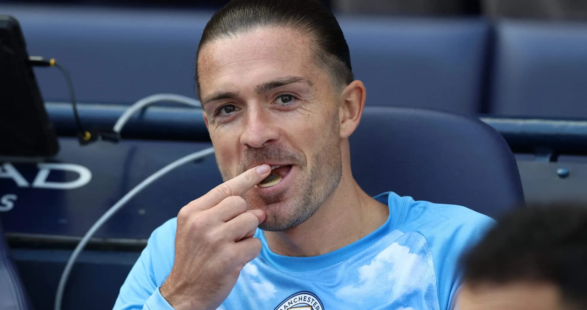 Jugador sentado en el banquillo comiendo un dulce