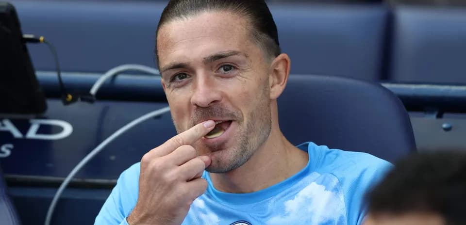 Jugador sentado en el banquillo comiendo un dulce