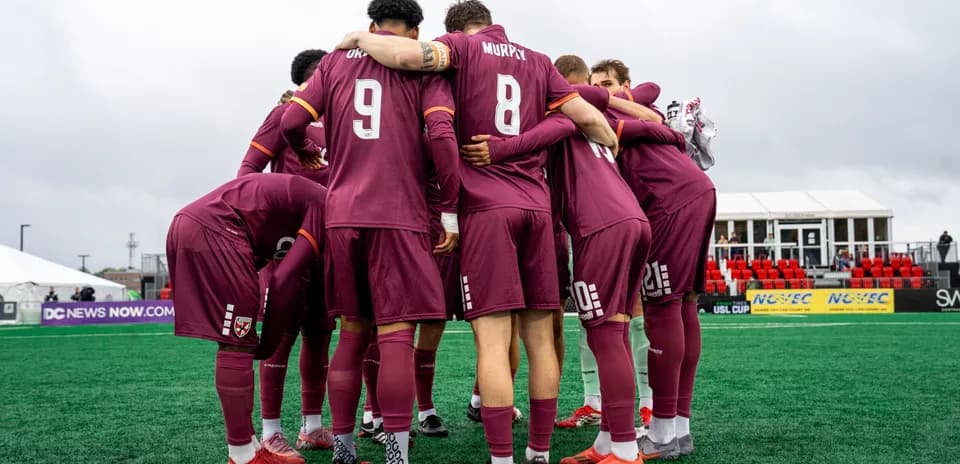 Jugadores de Loudoun United en huddle antes del partido