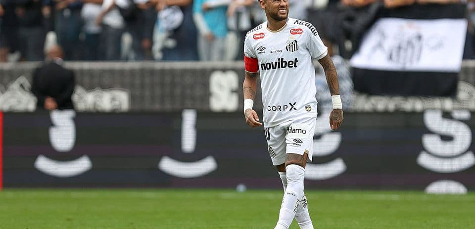 Neymar sonriente en el campo con camiseta de Santos
