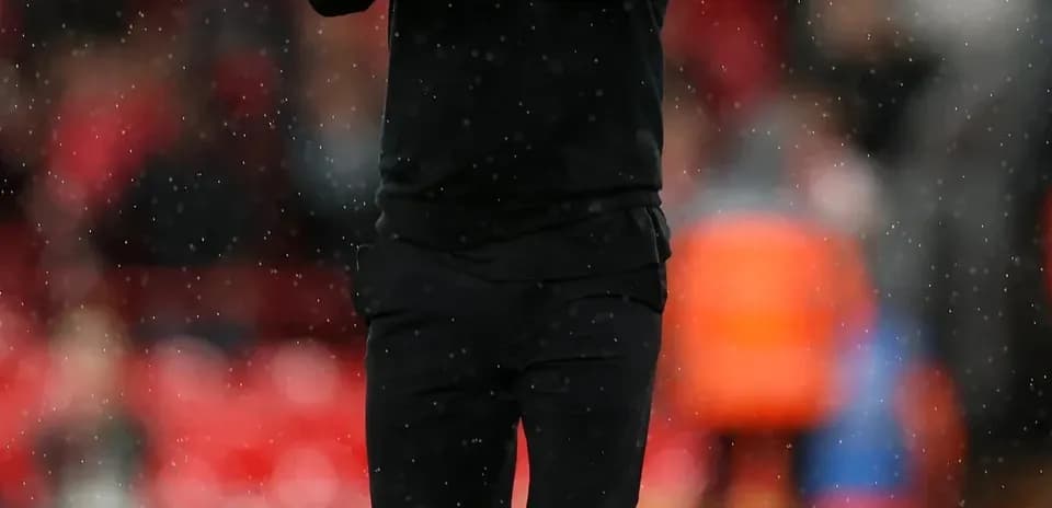 Entrenador aplaudiendo en el campo de juego