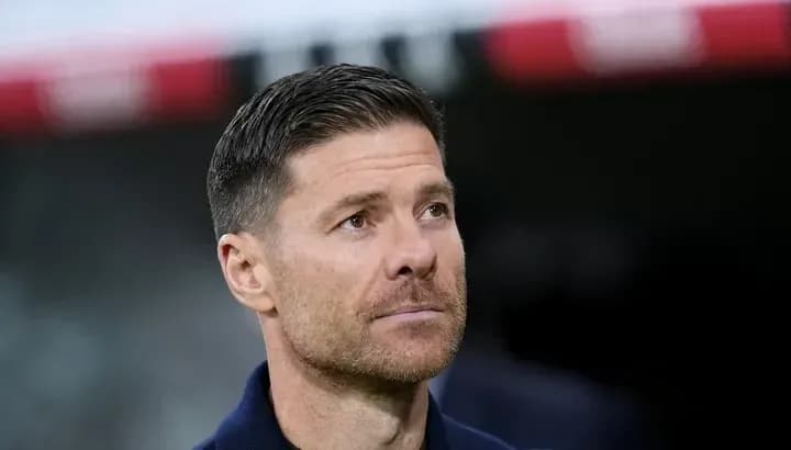 Entrenador mirando hacia el campo durante partido