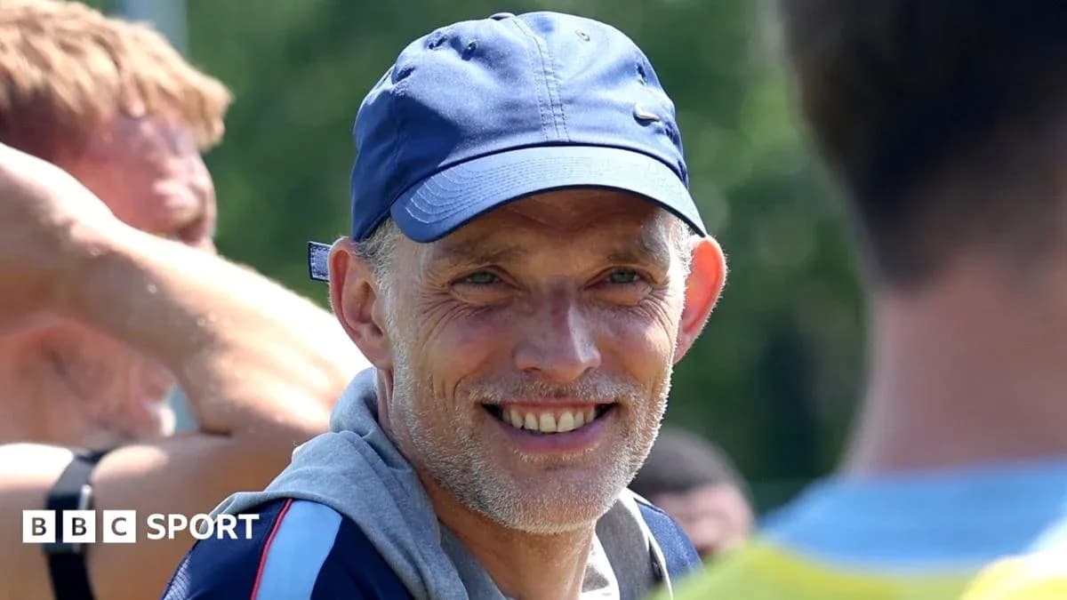 Entrenador sonriendo durante la sesión de entrenamiento
