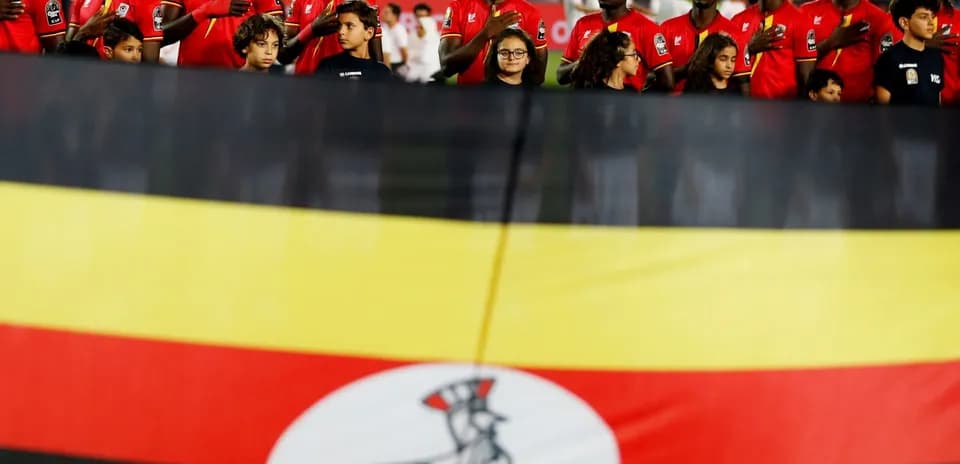 Jugadores de Uganda con bandera nacional en el himno