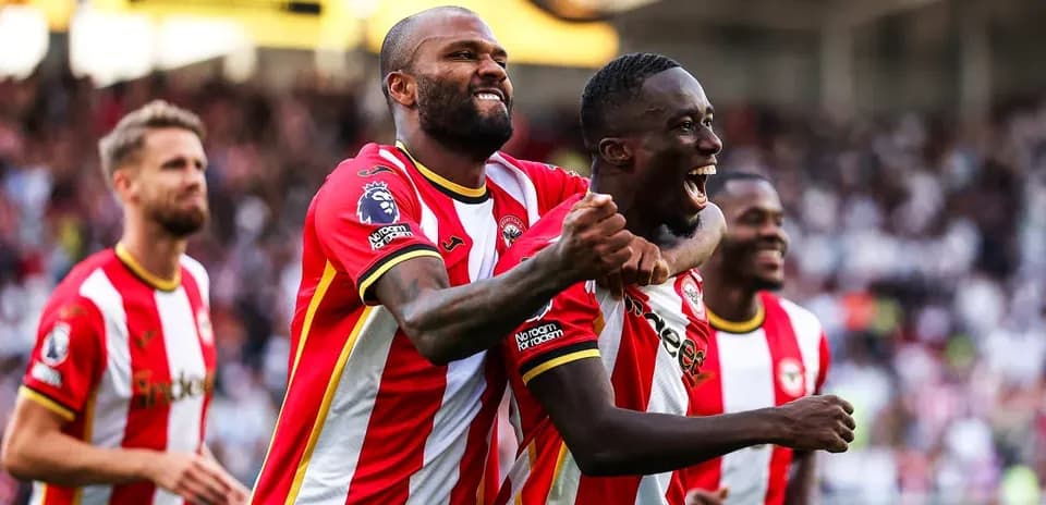 Jugadores de Brentford celebrando un gol juntos